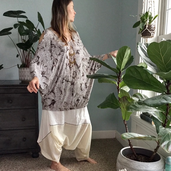 Flowy Dunia Peekaboo Shoulder Top - Picture 2 of 5